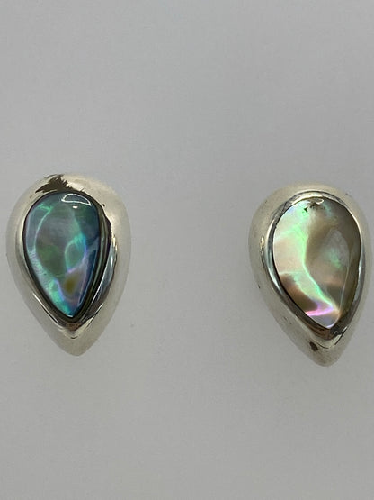 Aretes en la mano mostrando el tamaño delicado de 1.3 cm