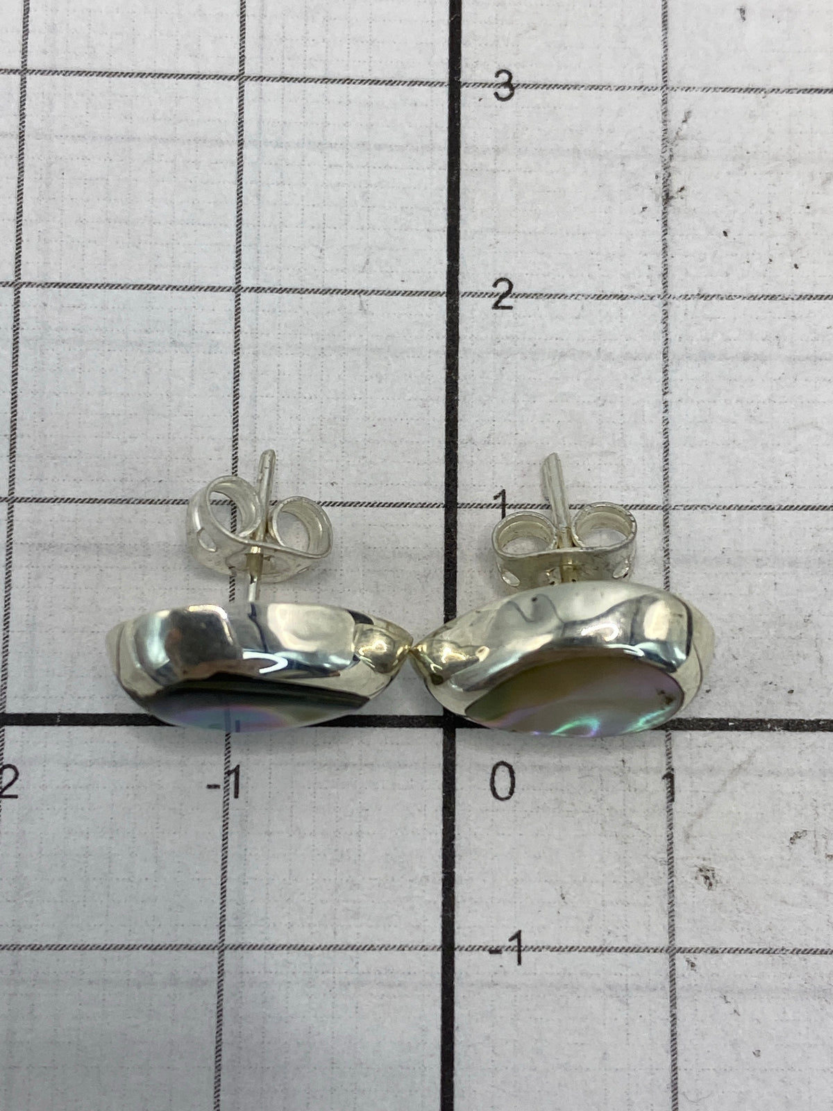 Reverso de los aretes con sello 925 y postes de plata