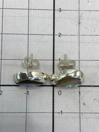 Reverso de los aretes con sello 925 y postes de plata