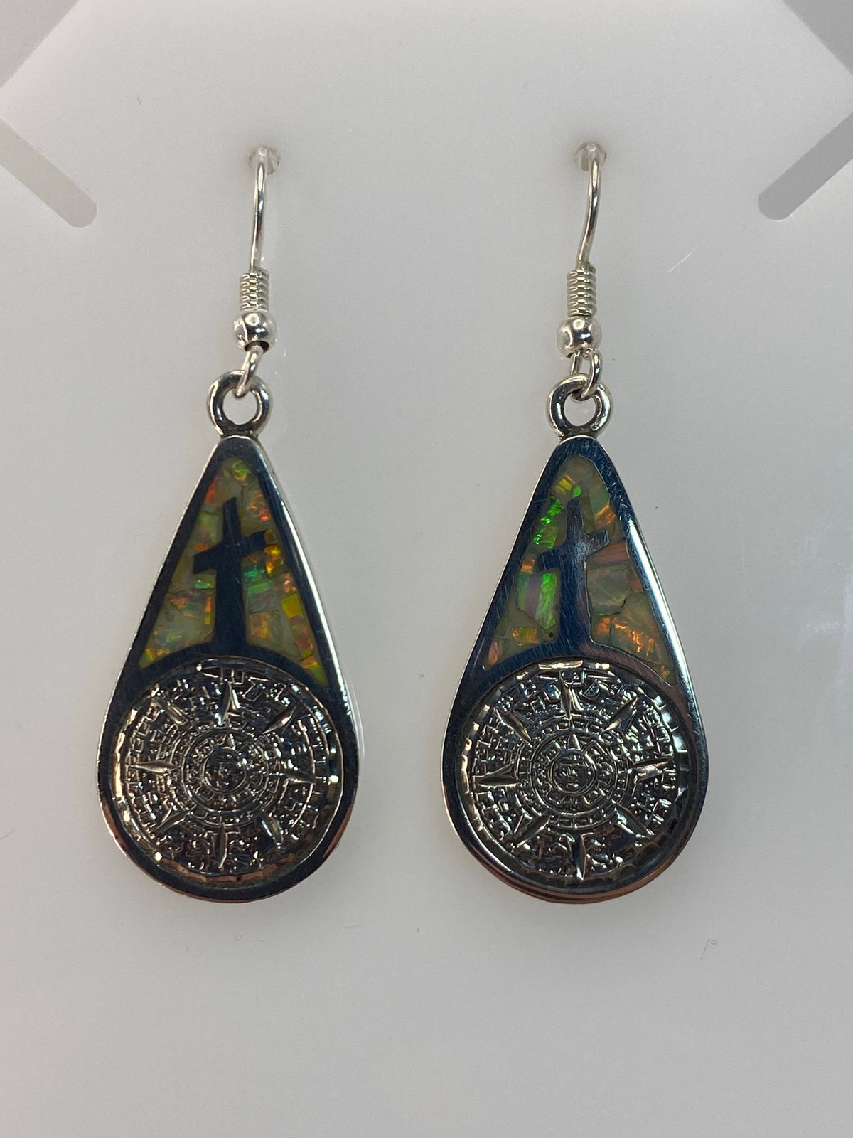 Par de aretes de plata 950 con opalo de fuego y cruz prehispanica de Taxco
