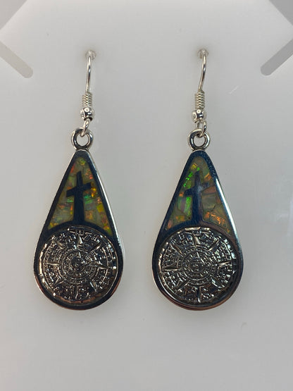 Par de aretes de plata 950 con opalo de fuego y cruz prehispanica de Taxco