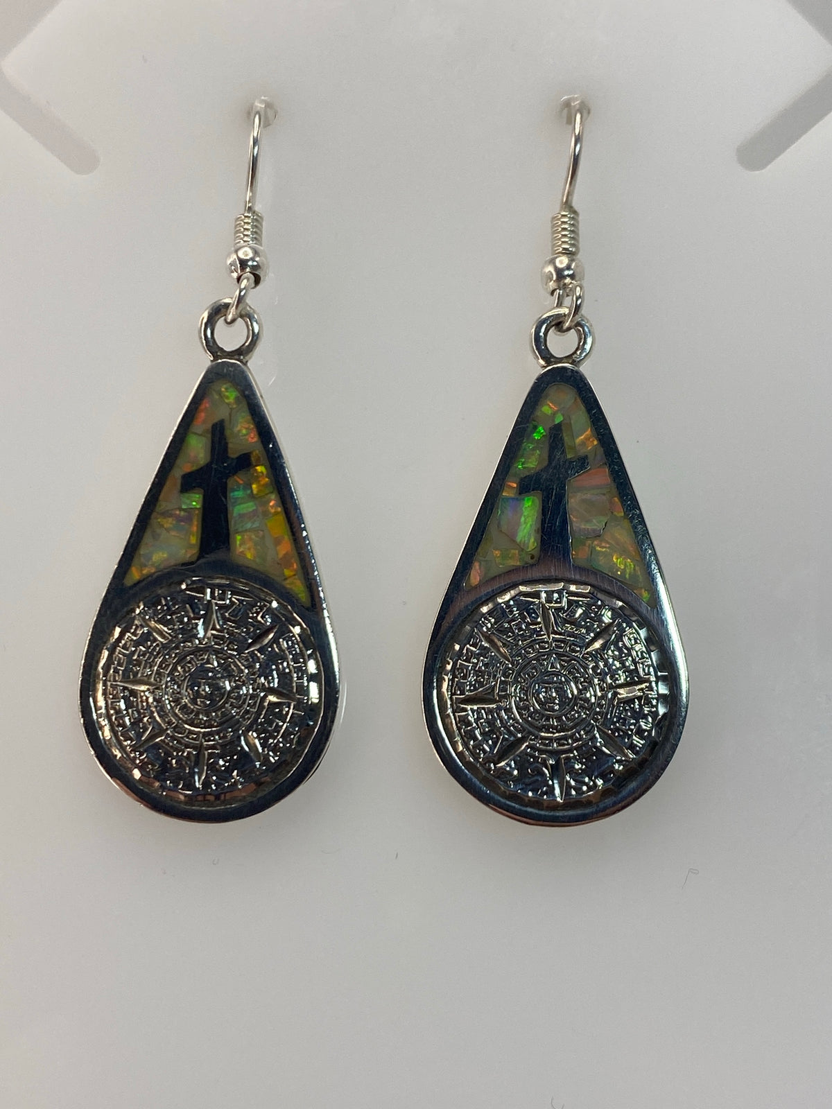 Detalle del opalo de fuego con reflejos verdes y dorados en el engaste de plata