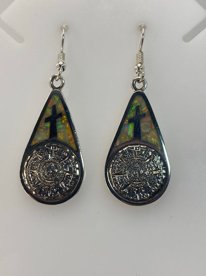 Detalle del opalo de fuego con reflejos verdes y dorados en el engaste de plata