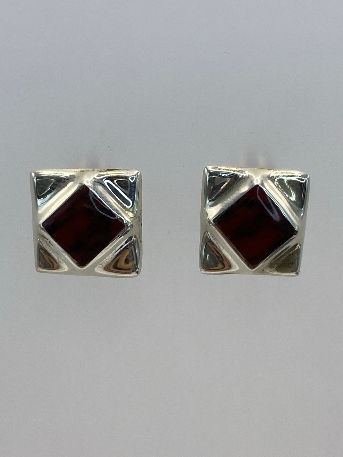 Par de aretes de plata 925 con piedra multicolor incrustada, vista frontal