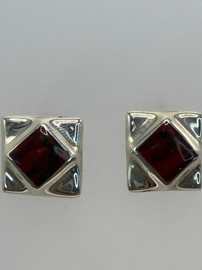 Aretes geométricos con incrustación de piedra, mostrando el Quinto 925