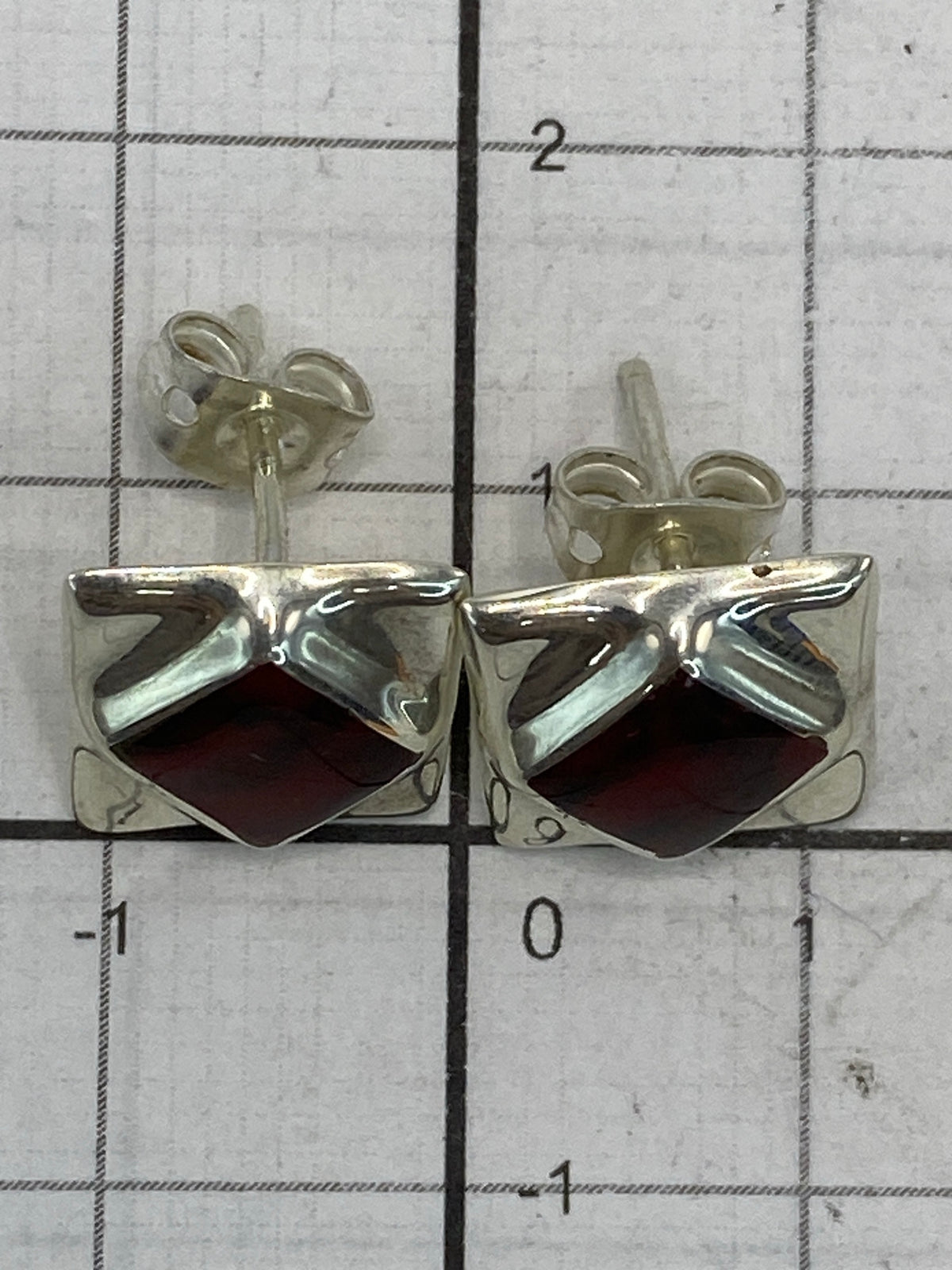 Aretes compactos de 1.5 cm sobre fondo blanco