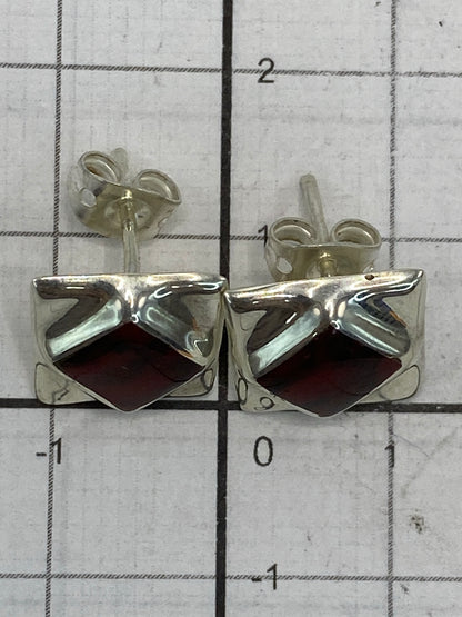 Aretes compactos de 1.5 cm sobre fondo blanco