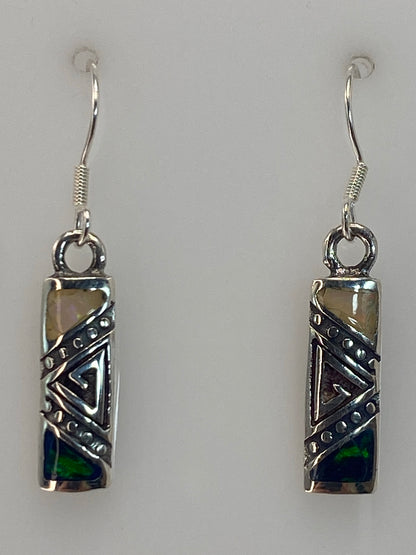 Par de aretes de plata con Opalo de Fuego azul y diseno geometrico, colgando