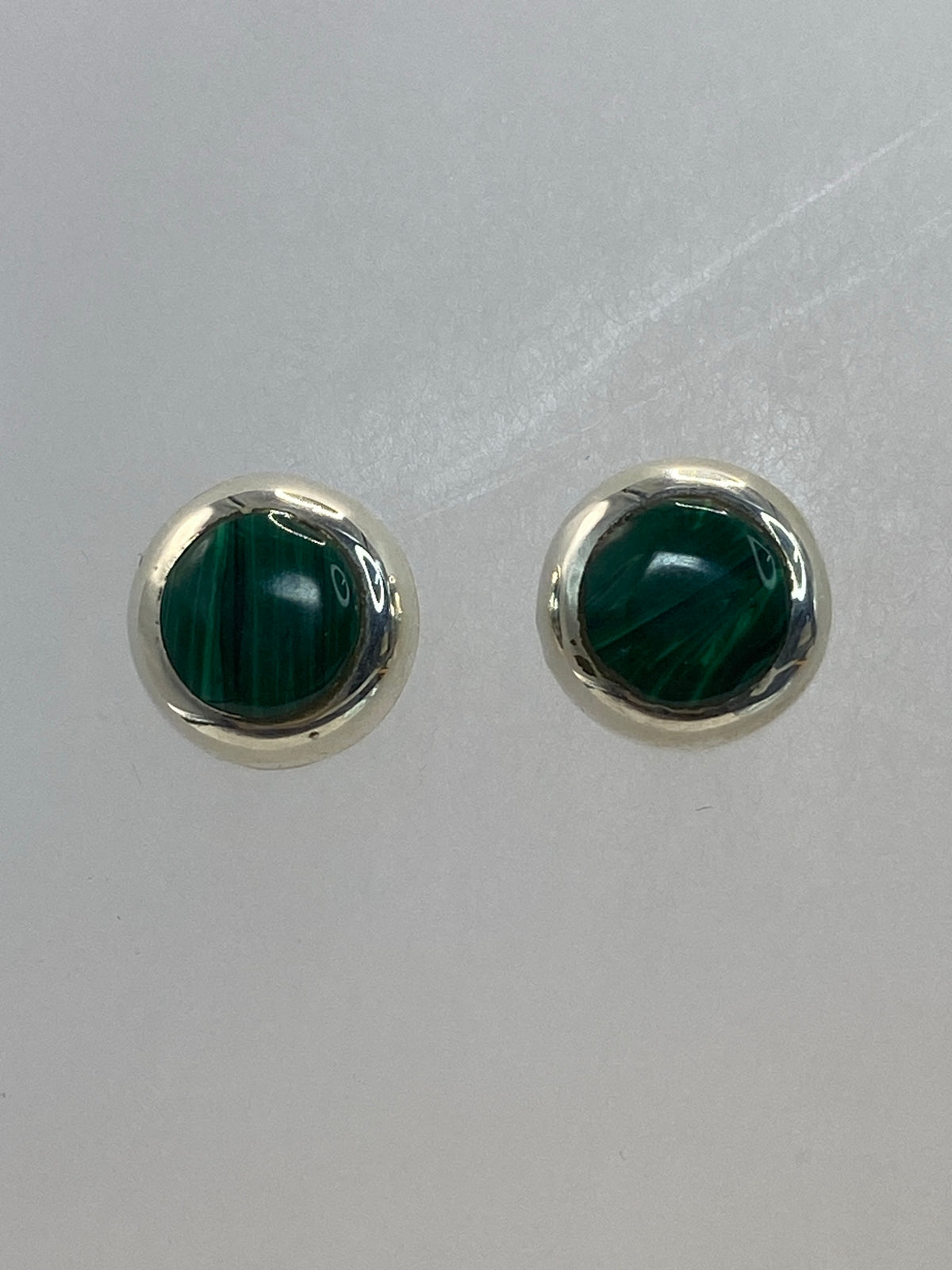 Aretes de plata con piedras multicolor engastadas, vistas de frente