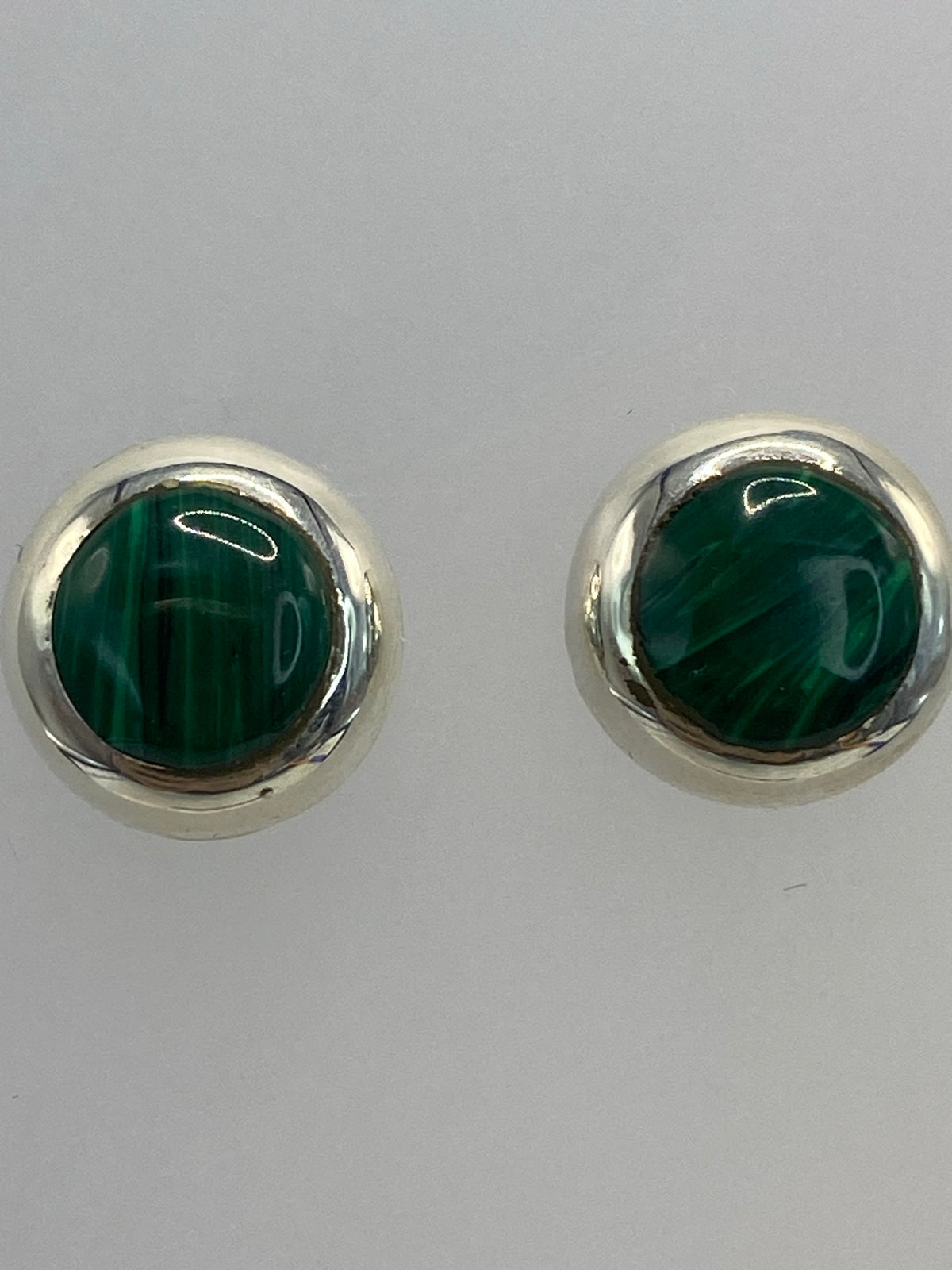 Aretes sobre regla mostrando 1.4 cm de largo