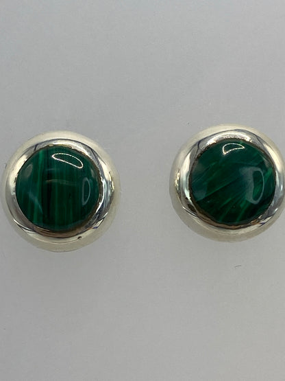 Aretes sobre regla mostrando 1.4 cm de largo
