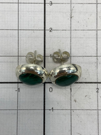 Cierre de poste de los aretes de plata con piedras de color