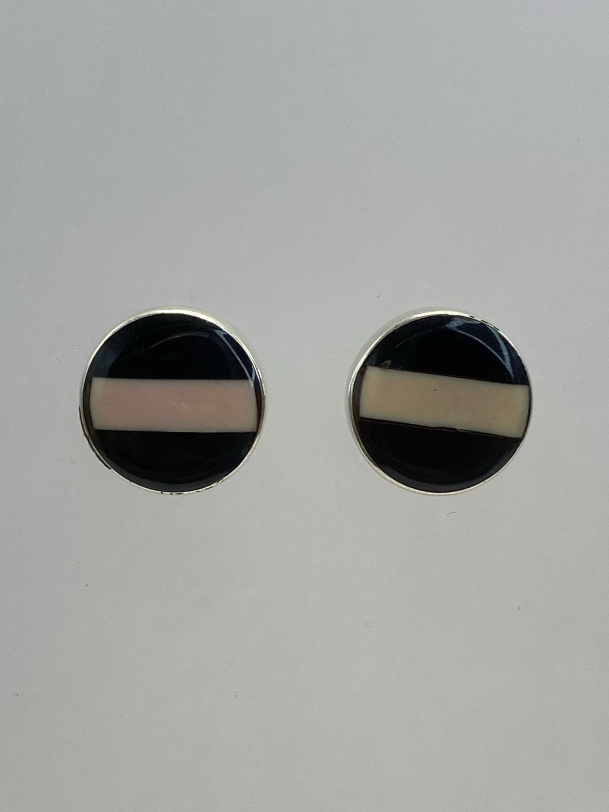 Par de aretes de plata 925 con incrustación de piedra multicolor, vista frontal
