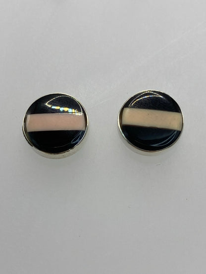 Detalle de la incrustación de piedra multicolor en ambos aretes