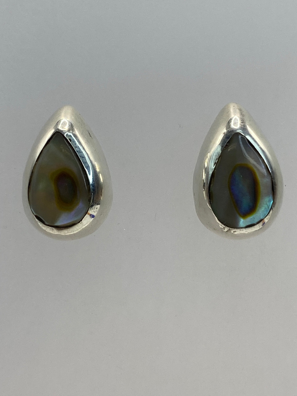 Aretes de plata 925 con piedra multicolor iridiscente, vista frontal del par