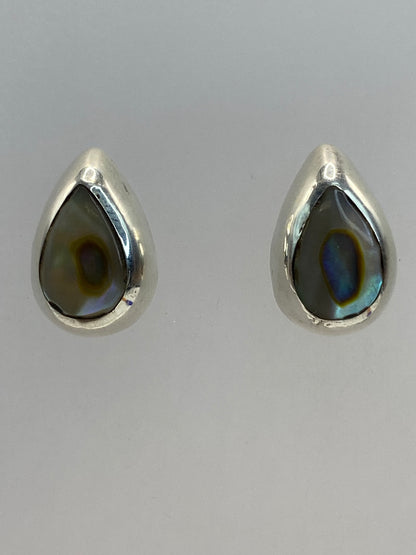 Aretes de plata 925 con piedra multicolor iridiscente, vista frontal del par