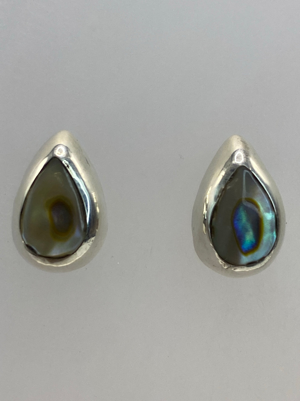 Aretes de perfil mostrando el engaste a mano de la piedra en plata