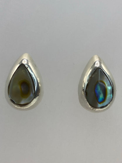 Aretes de perfil mostrando el engaste a mano de la piedra en plata