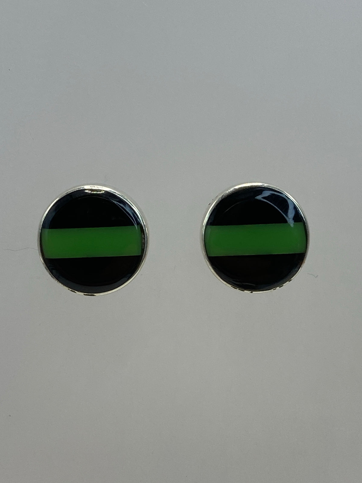 Par de aretes de plata 925 con piedra verde olivo incrustada a mano