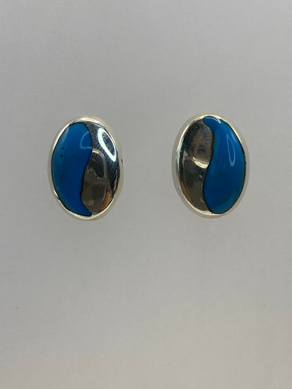 Par de aretes de plata 925 con piedra azul cielo engastada, vistos de frente