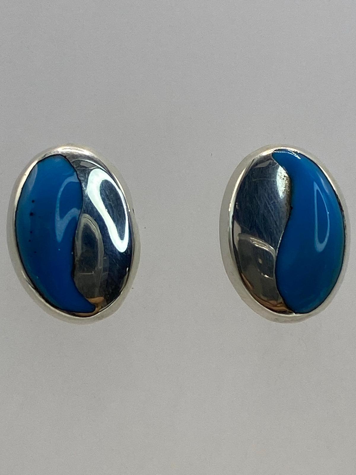 Aretes de perfil mostrando el tamaño de 1.2 cm y el poste de plata