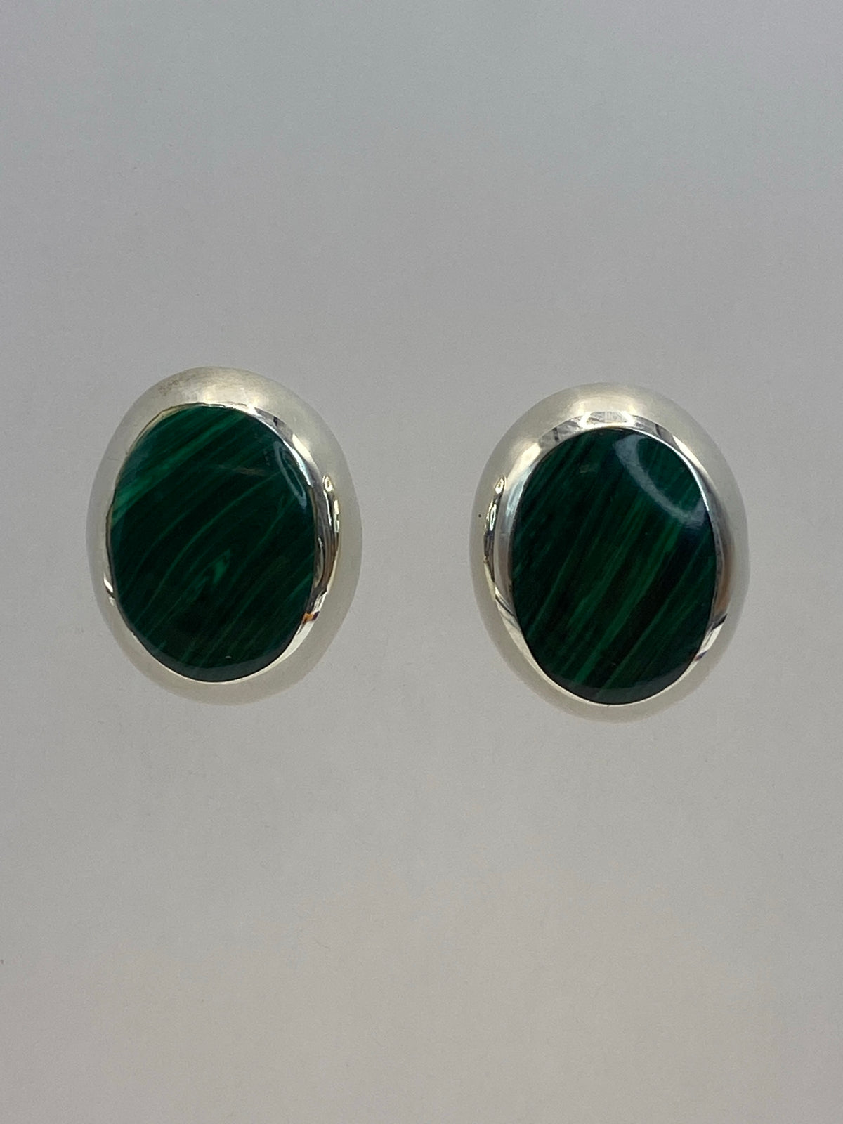 Par de aretes de plata 925 con piedras multicolor, óvalo pequeño, sobre fondo blanco
