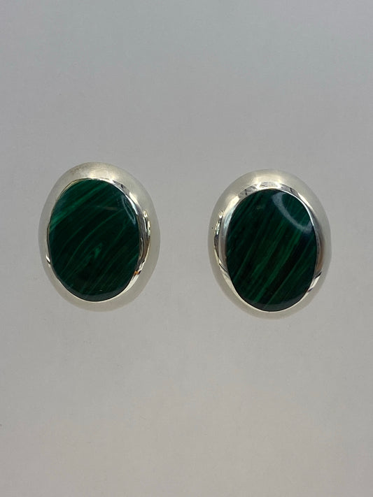 Par de aretes de plata 925 con piedras multicolor, óvalo pequeño, sobre fondo blanco