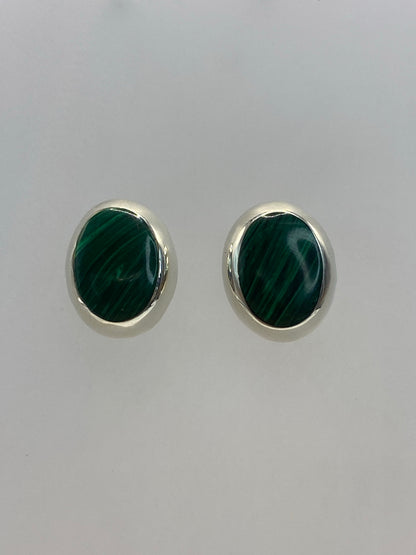 Detalle de la incrustación de piedra multicolor en los aretes de plata