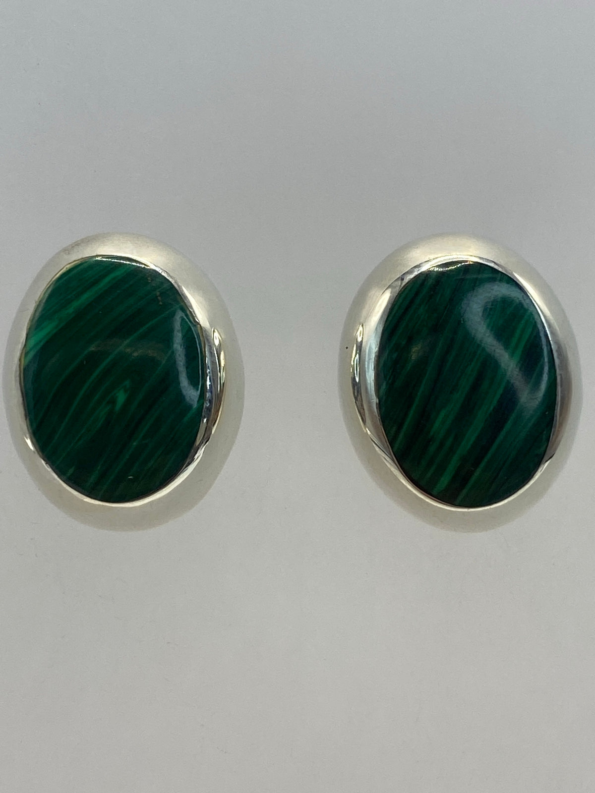 Aretes de plata con cierre de tuerca, vista de perfil