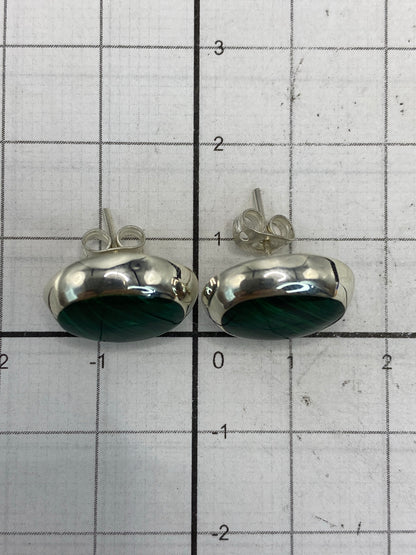 Aretes de plata 925 marcados con Quinto, sobre escala de centímetros mostrando tamaño pequeño de 1.2 cm