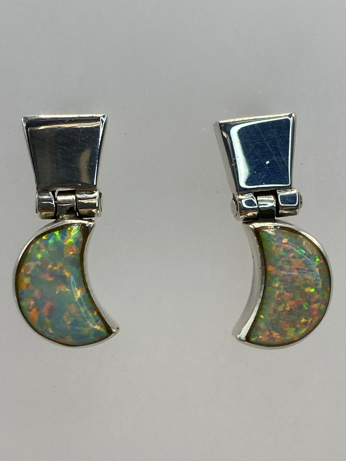 Aretes colgando, lado izquierdo y derecho, vista frontal
