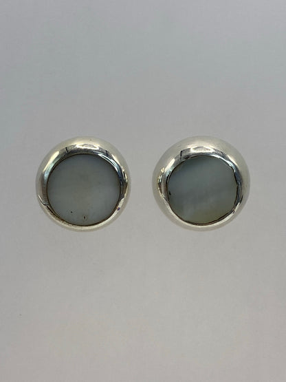 Aretes de plata 925 con piedra blanca redonda engastada, par completo visto de frente