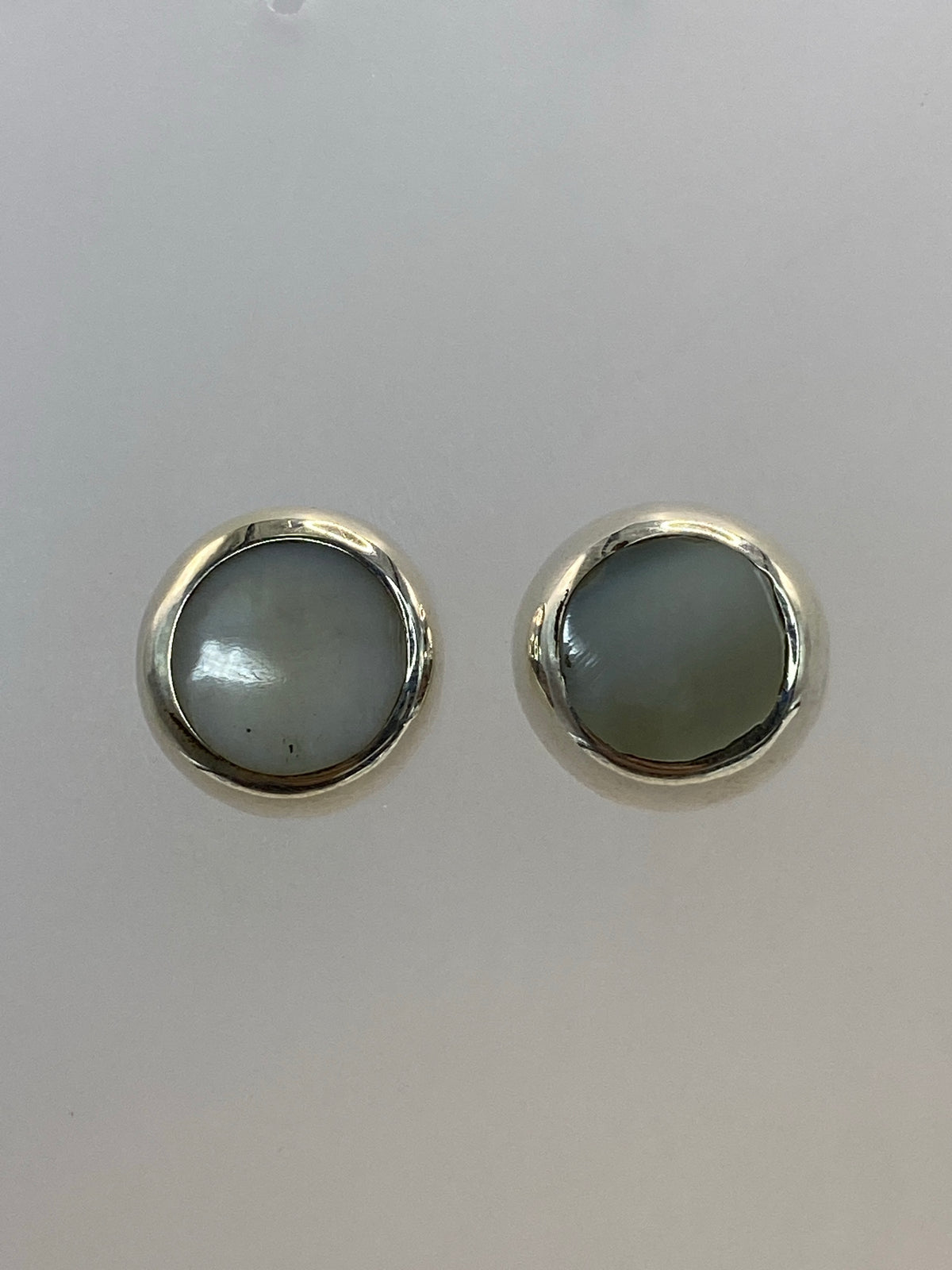 Detalle del engaste de piedra blanca en plata pulida, mostrando el acabado artesanal