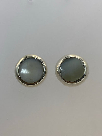 Detalle del engaste de piedra blanca en plata pulida, mostrando el acabado artesanal