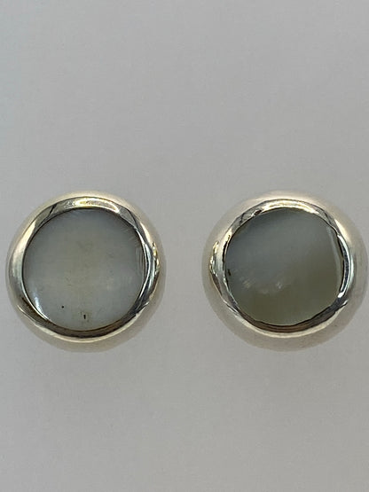 Aretes sobre regla de medición mostrando 1.4 cm de largo