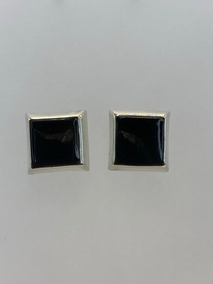 Detalle del engaste a mano de la piedra negra en plata brillante