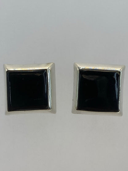Los dos aretes juntos mostrando el tamaño discreto de 1.5 cm