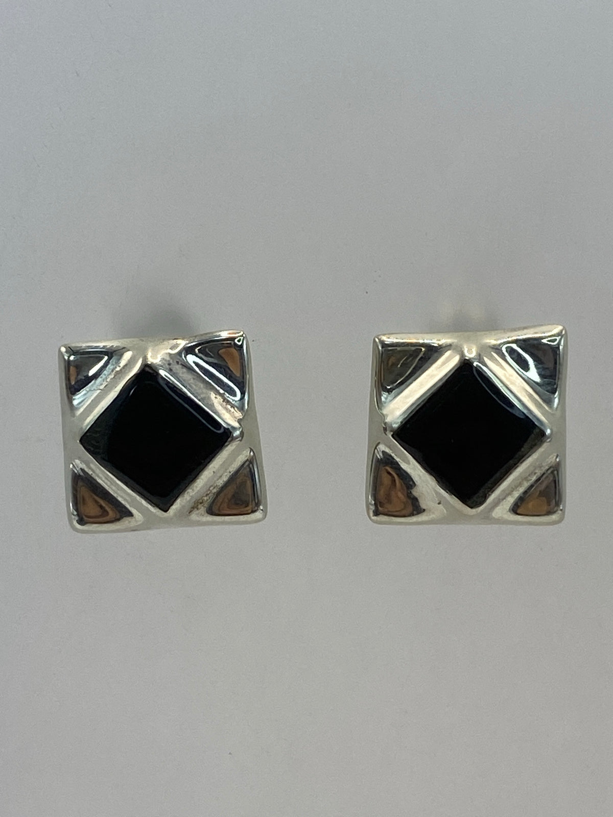 Par de aretes de plata 925 con piedra negra en diseño geométrico cuadrado
