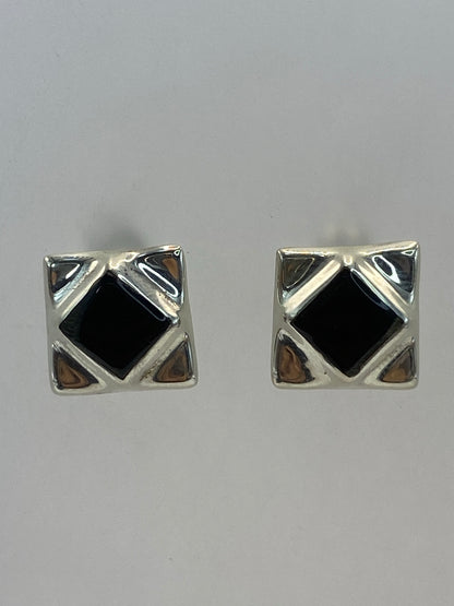 Par de aretes de plata 925 con piedra negra en diseño geométrico cuadrado