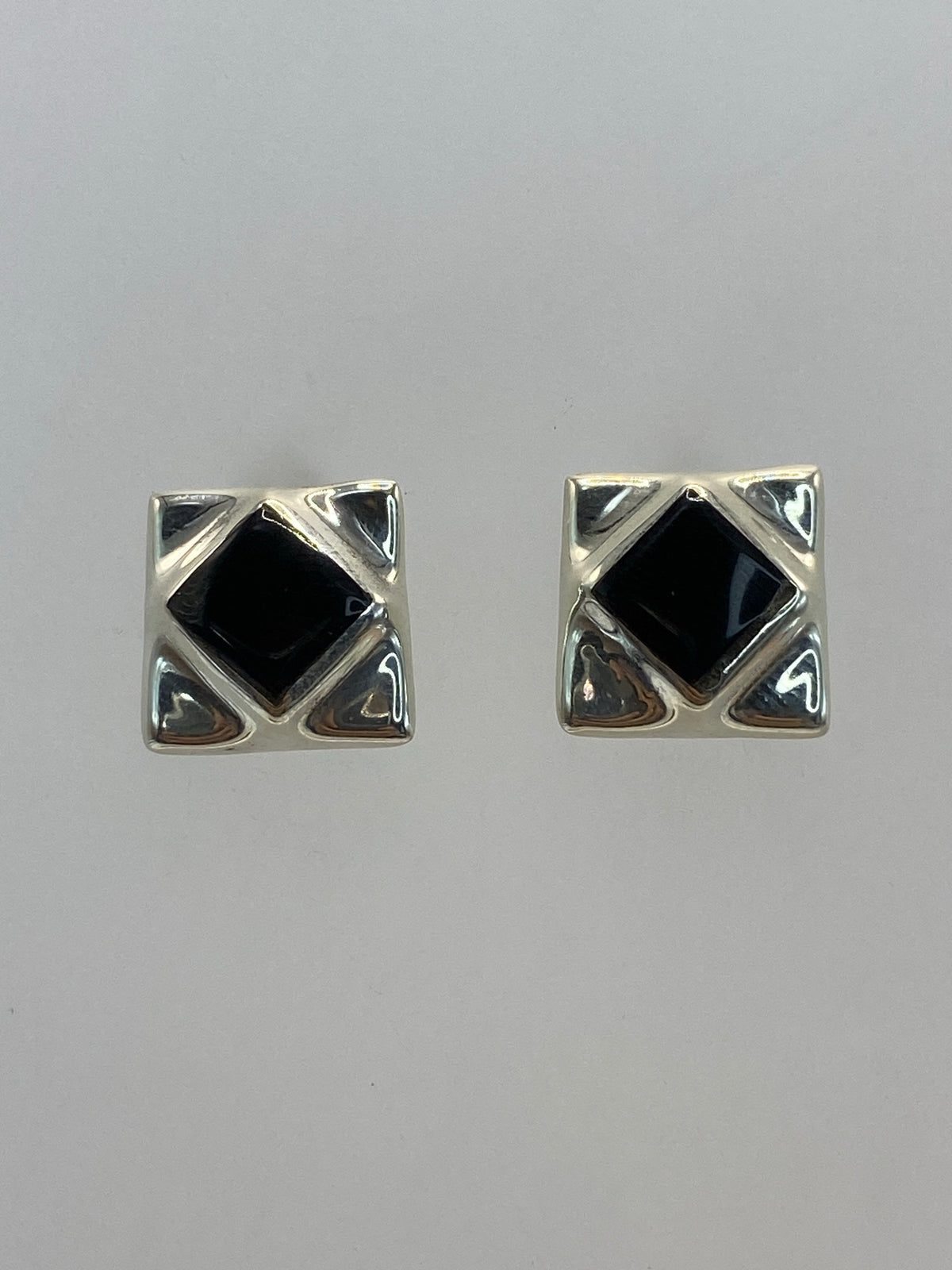 Detalle del engaste a mano de la piedra negra en marco de plata