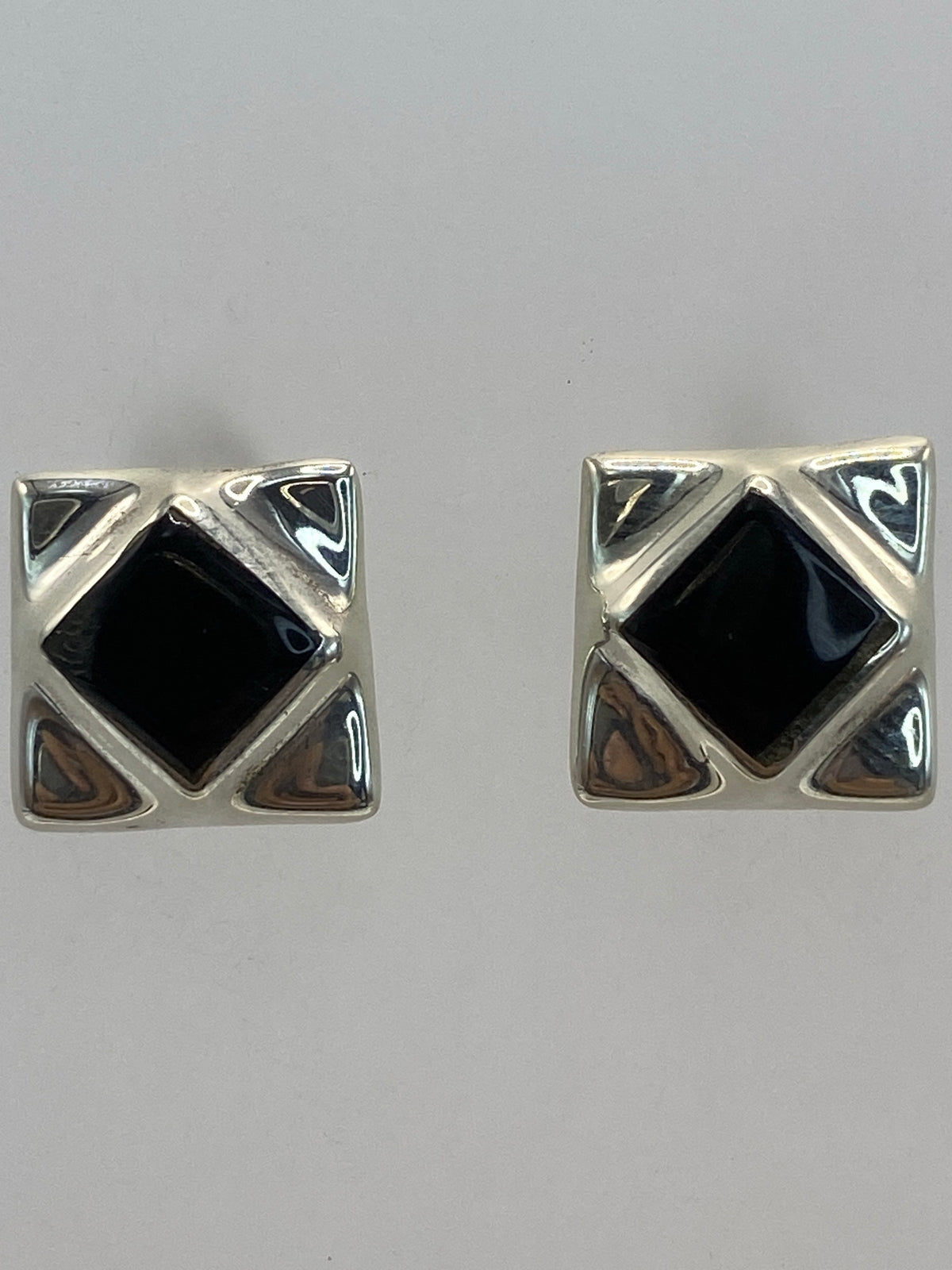 Aretes de frente mostrando la proporción de 1.5 cm y el Quinto 925