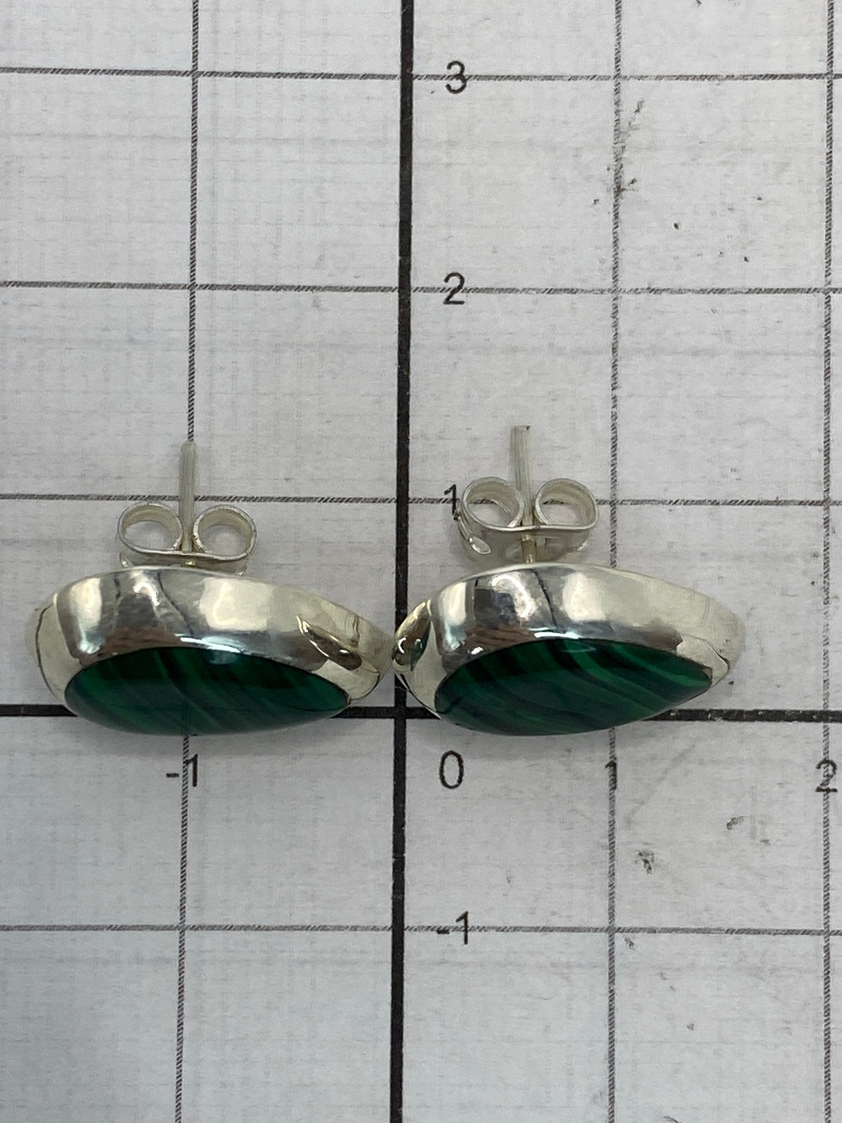 Marca del Quinto 925 visible en el reverso de los aretes de plata