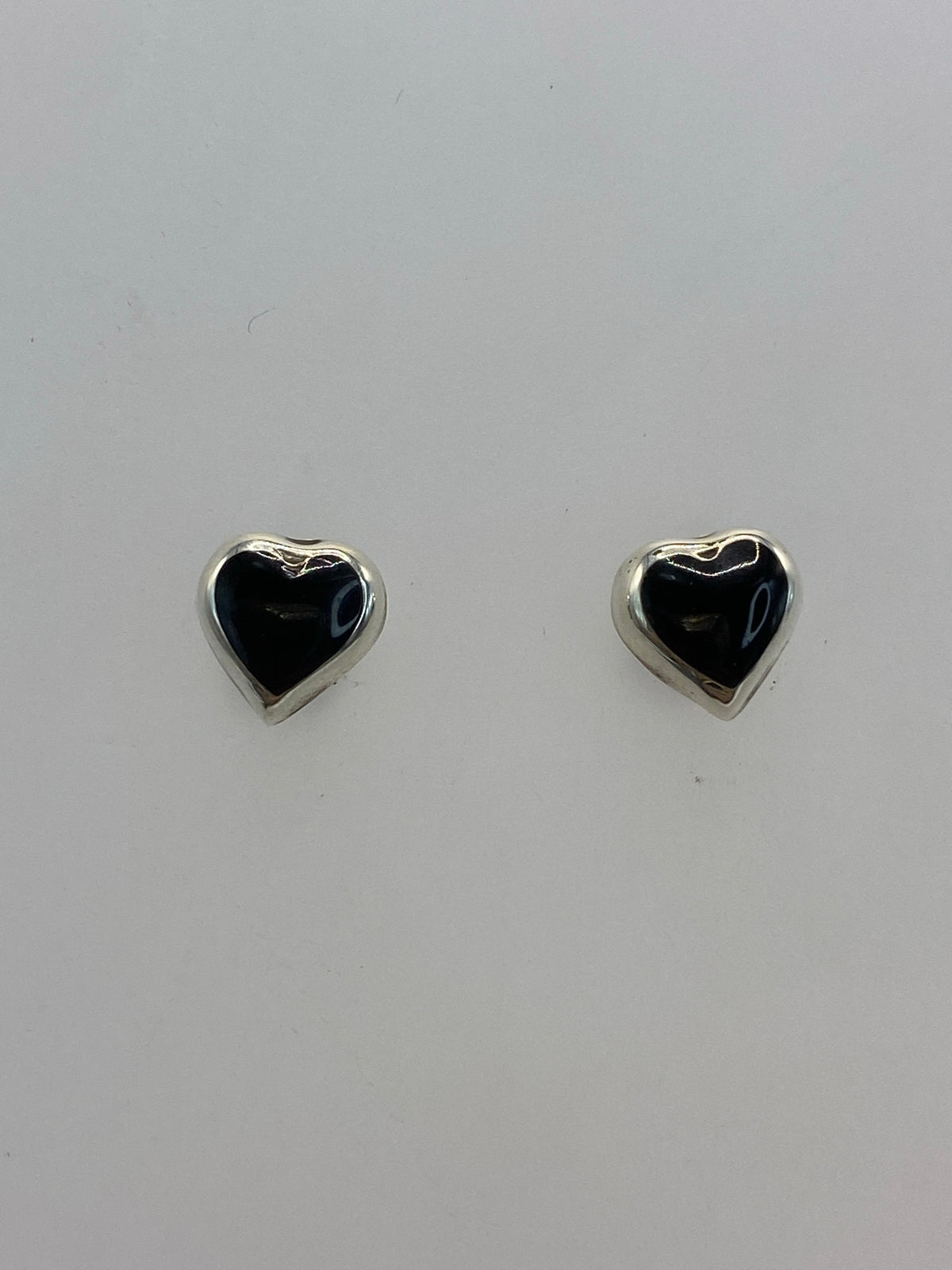 Par de aretes de plata 925 con piedra negra engastada, tamaño delicado