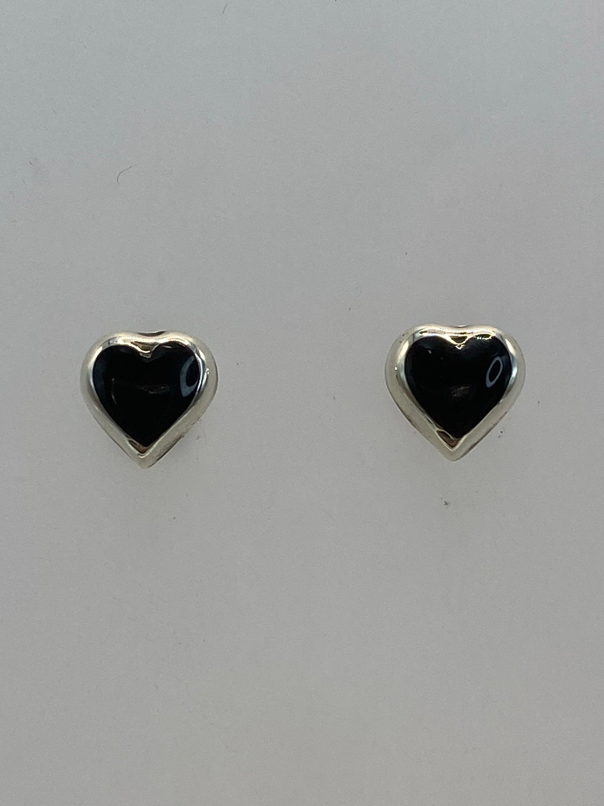 Detalle del engaste a mano de la piedra negra en aretes de plata