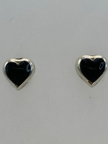 Aretes de plata con piedra negra, vista frontal y lateral sobre fondo blanco