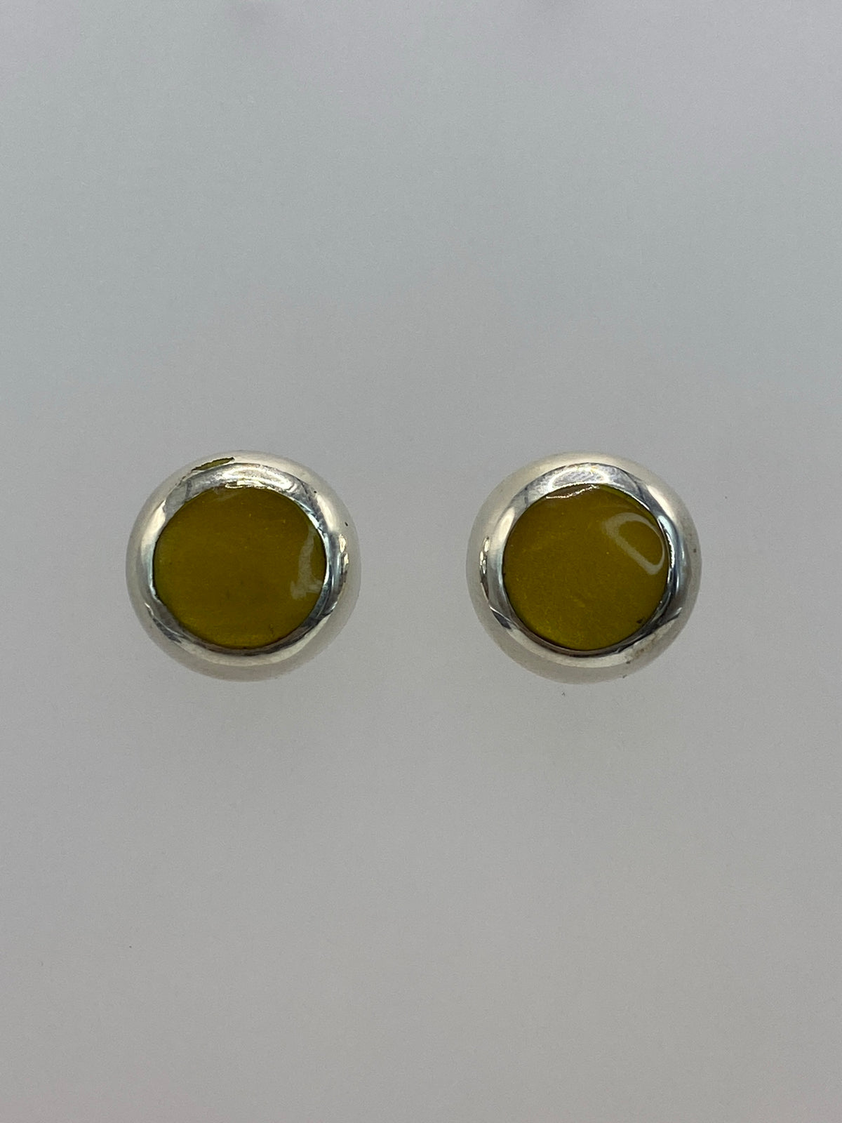 Par de aretes de plata 925 con piedra amarilla engastada, vista frontal