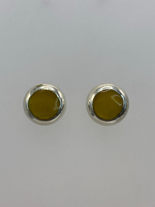 Par de aretes de plata 925 con piedra amarilla engastada, vista frontal