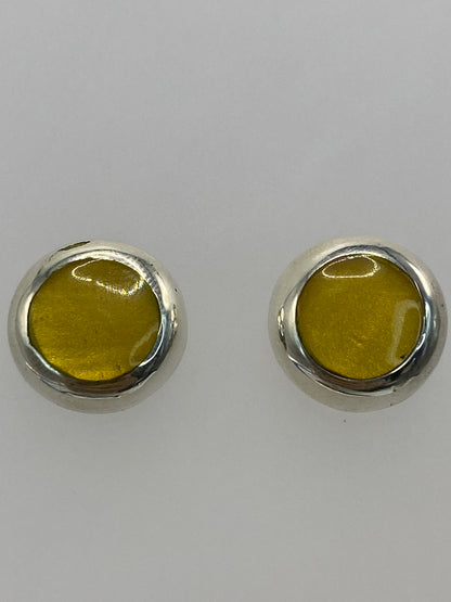Aretes con piedra amarilla sobre fondo gris, mostrando el Quinto 925