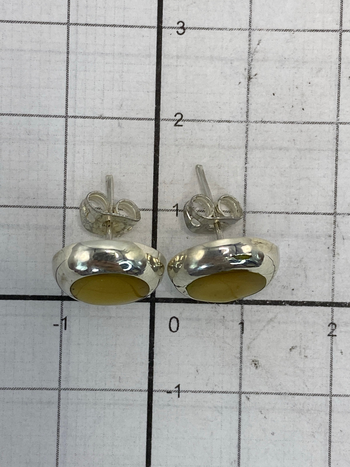 Par de aretes ligeros y delicados, ideales para uso diario