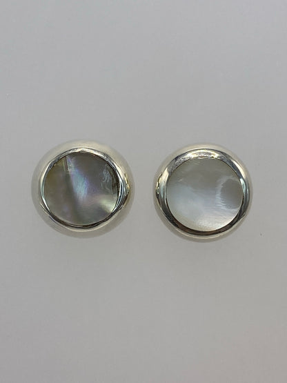 Aretes de plata con piedra multicolor sobre fondo blanco